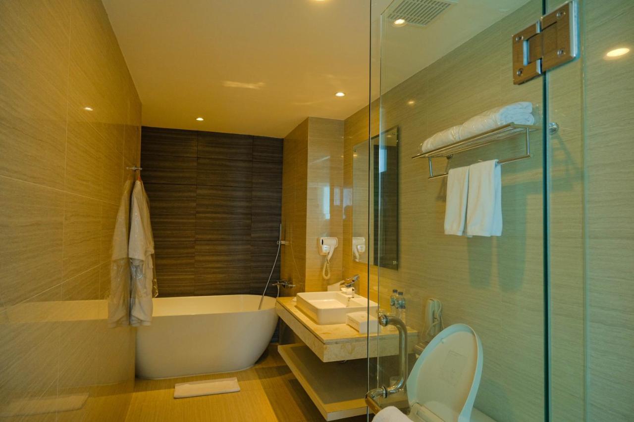 Platinum Adisucipto Hotel & Conference Center Yogyakarta Exterior photo
