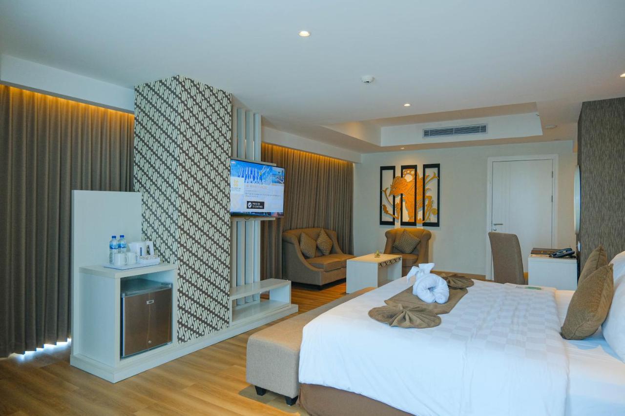 Platinum Adisucipto Hotel & Conference Center Yogyakarta Exterior photo