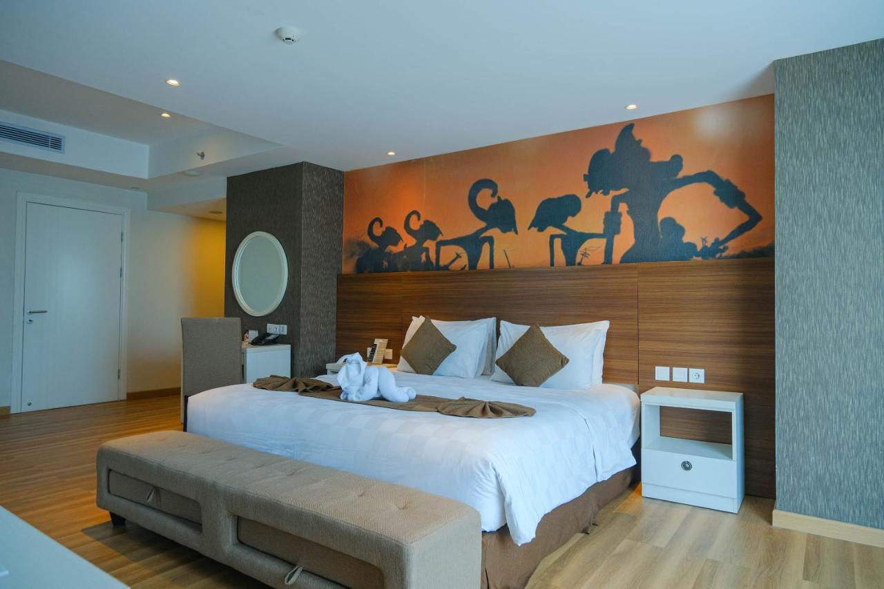 Platinum Adisucipto Hotel & Conference Center Yogyakarta Exterior photo