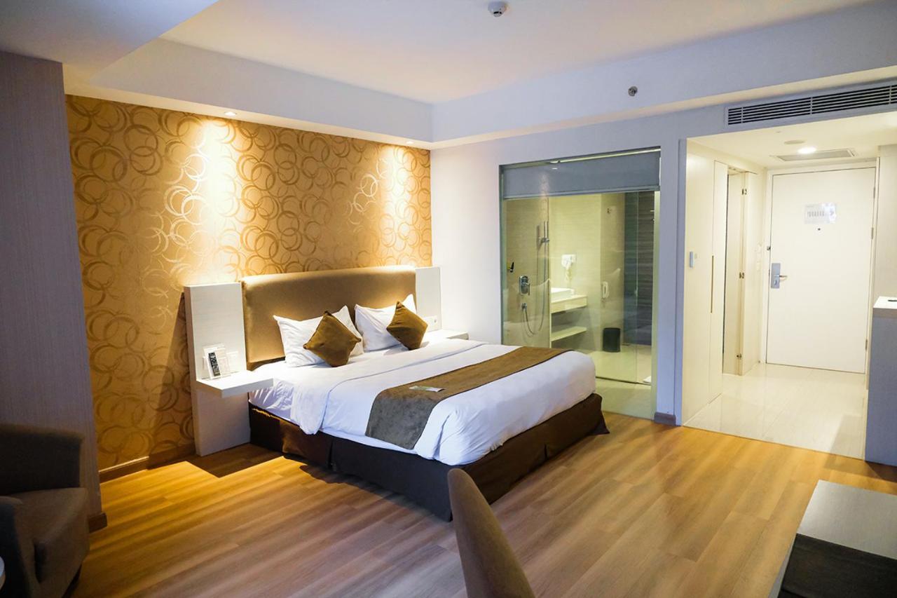 Platinum Adisucipto Hotel & Conference Center Yogyakarta Exterior photo