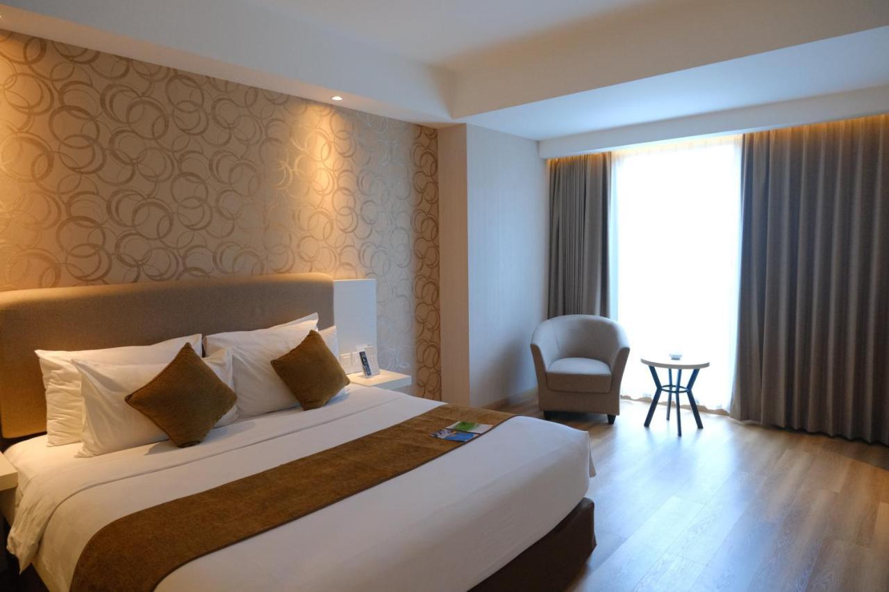 Platinum Adisucipto Hotel & Conference Center Yogyakarta Exterior photo