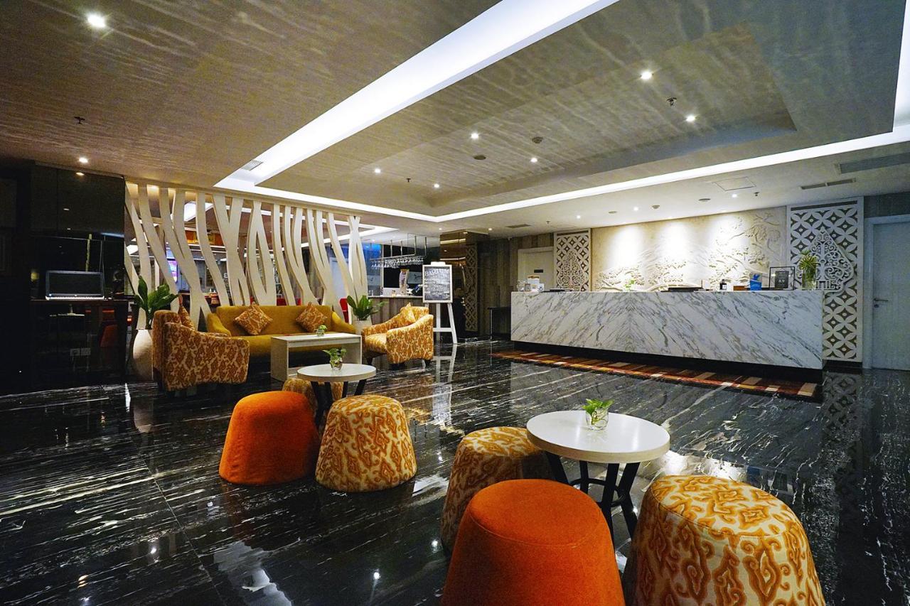 Platinum Adisucipto Hotel & Conference Center Yogyakarta Exterior photo