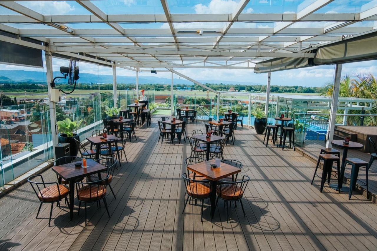 Platinum Adisucipto Hotel & Conference Center Yogyakarta Exterior photo