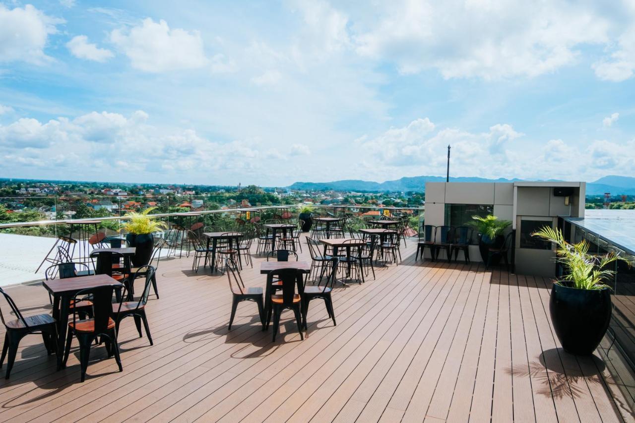 Platinum Adisucipto Hotel & Conference Center Yogyakarta Exterior photo