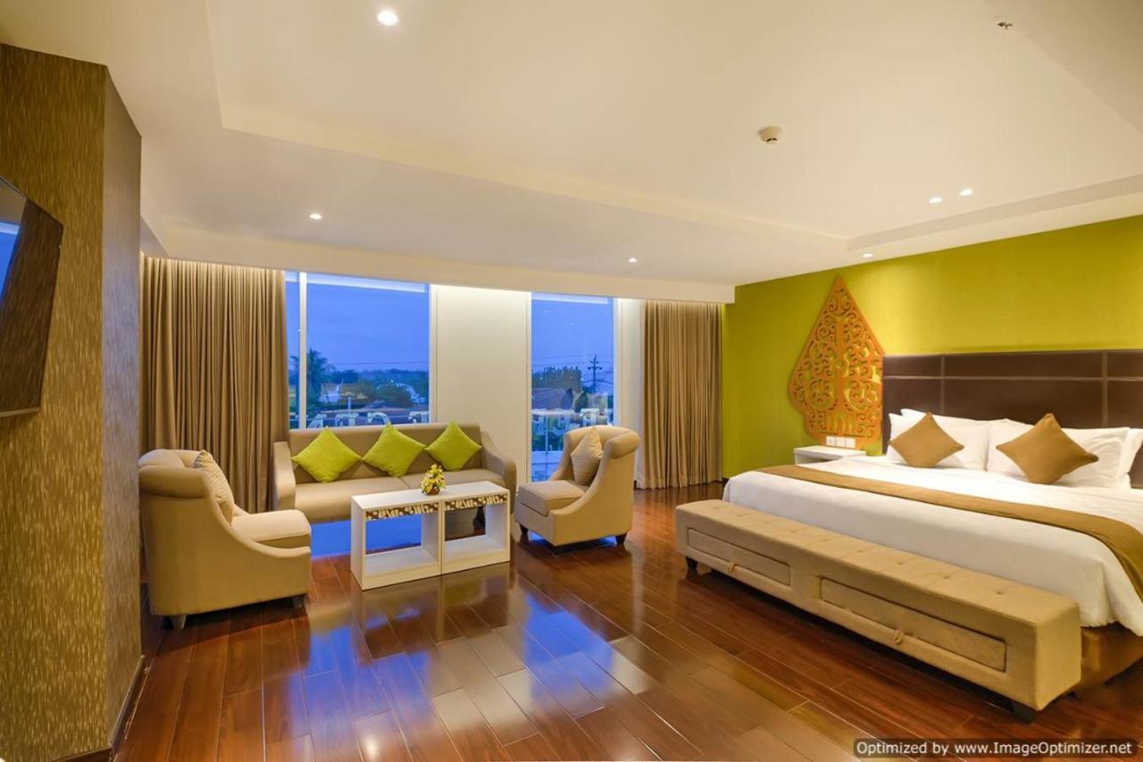 Platinum Adisucipto Hotel & Conference Center Yogyakarta Exterior photo