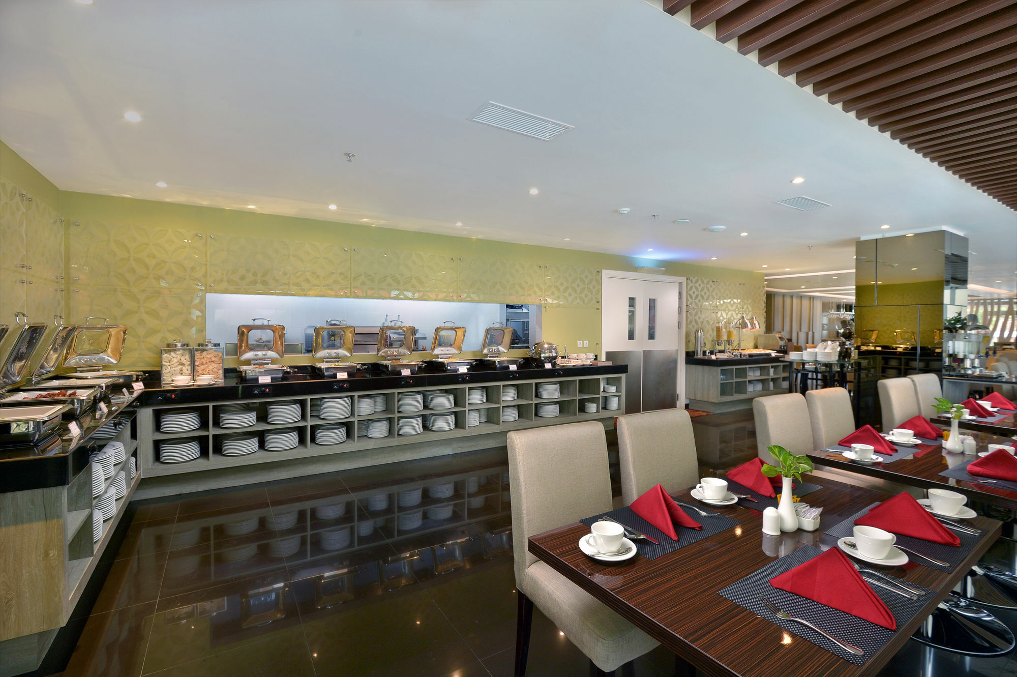 Platinum Adisucipto Hotel & Conference Center Yogyakarta Exterior photo
