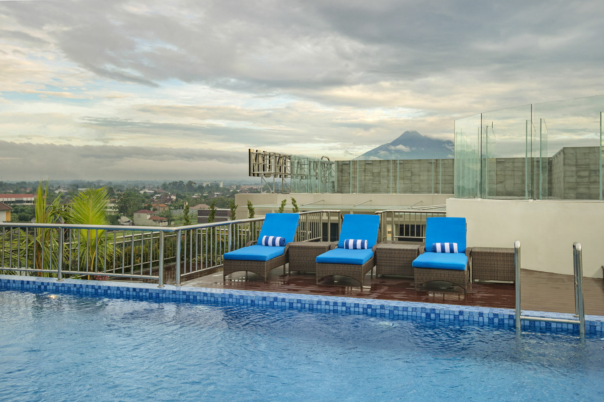 Platinum Adisucipto Hotel & Conference Center Yogyakarta Exterior photo