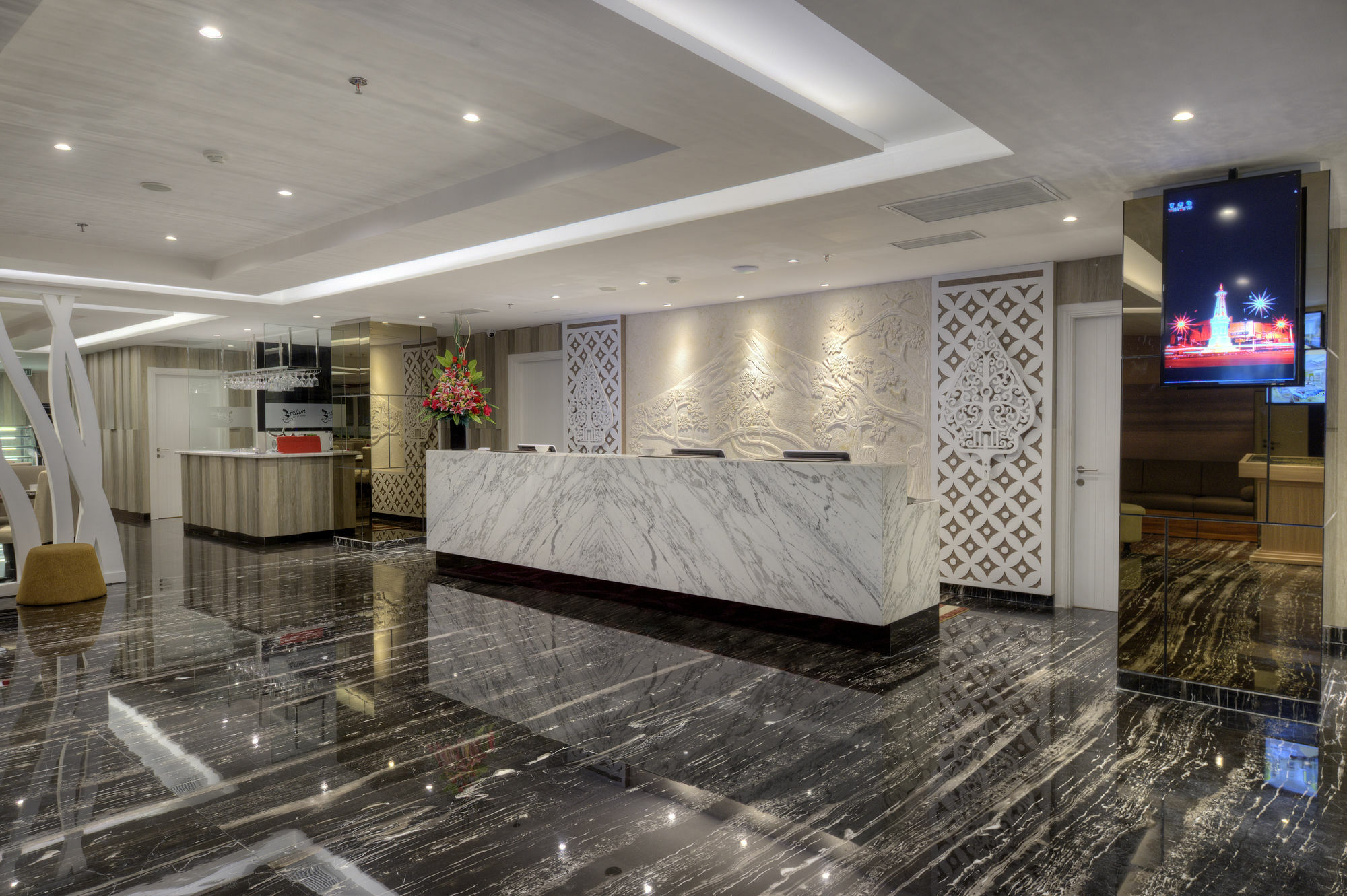 Platinum Adisucipto Hotel & Conference Center Yogyakarta Exterior photo