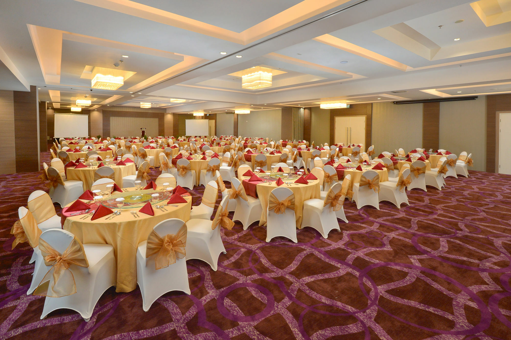 Platinum Adisucipto Hotel & Conference Center Yogyakarta Exterior photo